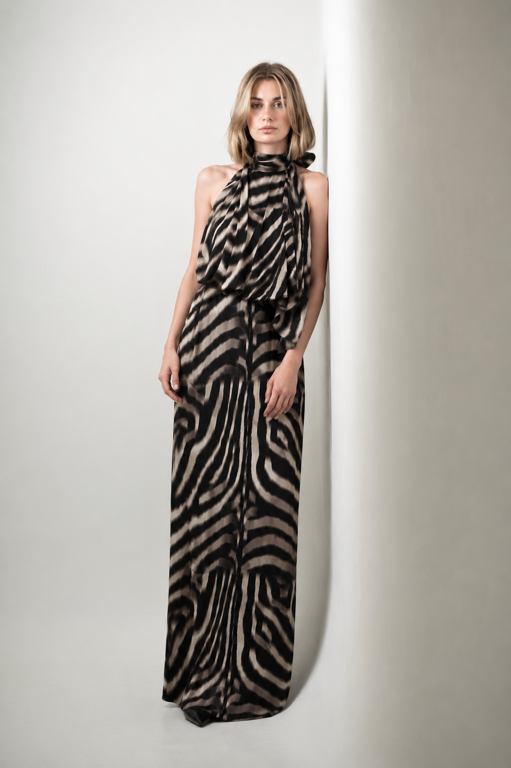 Abito Lungo in Tulle Animalier con Collo Halter – Made in Italy